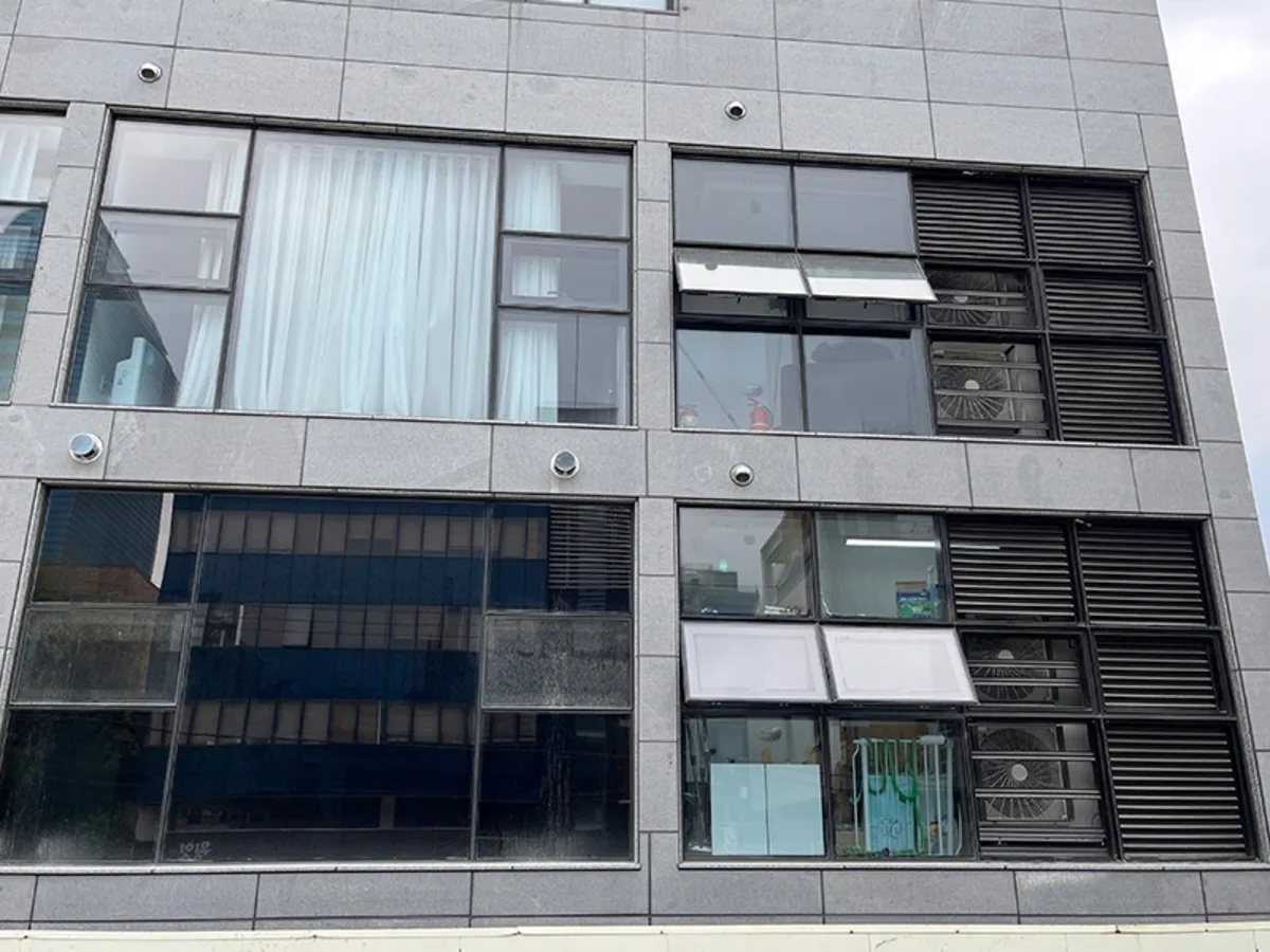 동물병원 건물 외벽 창문에 커튼이 드리워진 시공 전 외관 사진