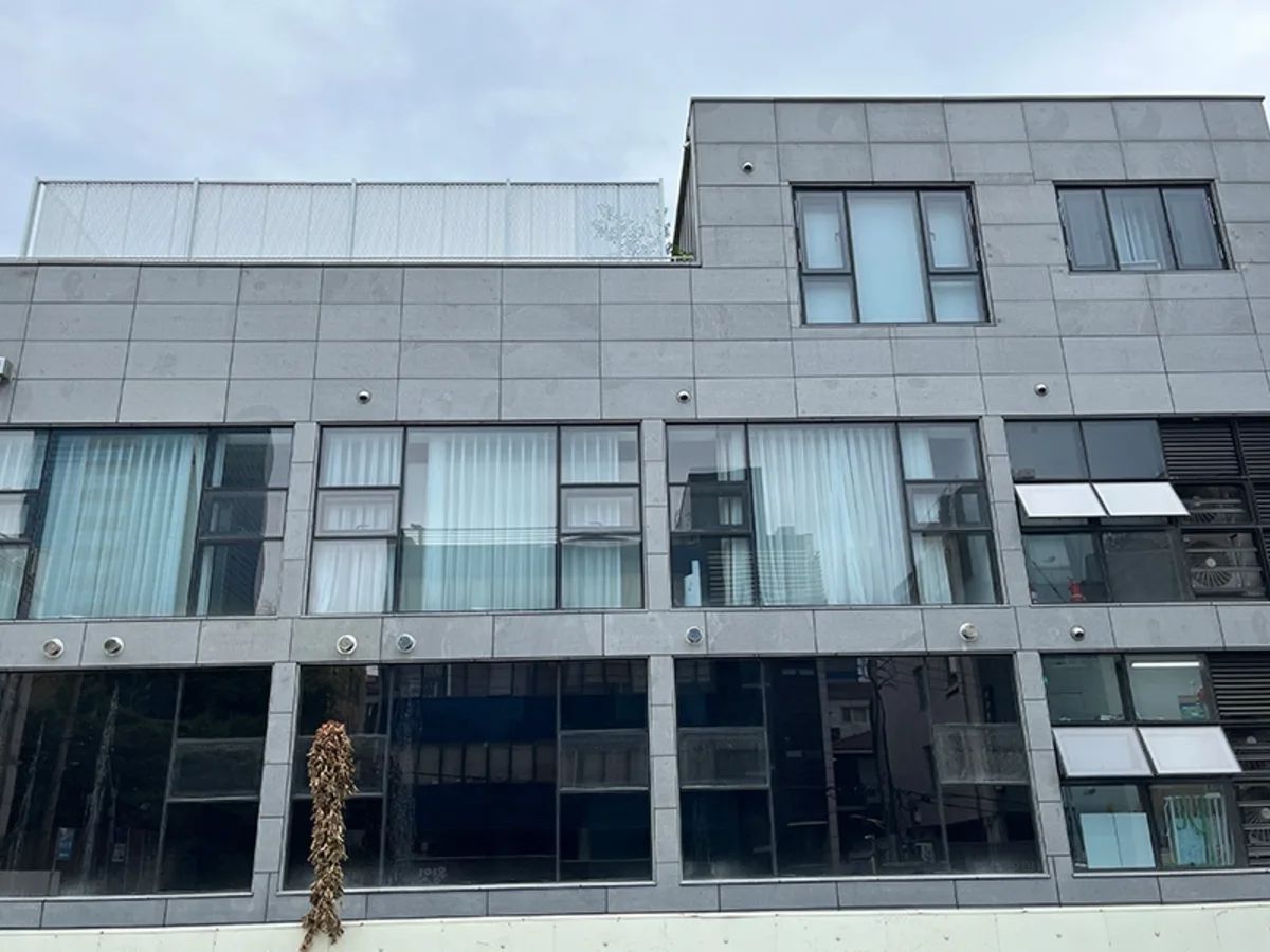 동물병원이 입주한 건물 전체 외관이 보이는 시공 전 사진