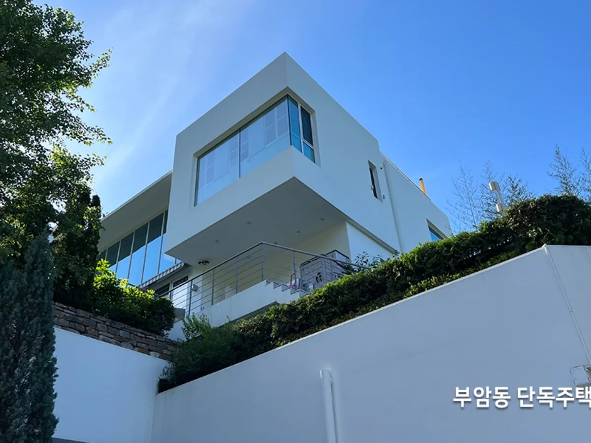 부암동 산자락 단독주택 외관과 통유리창으로 맑은 하늘이 비치는 시공 완료 사진