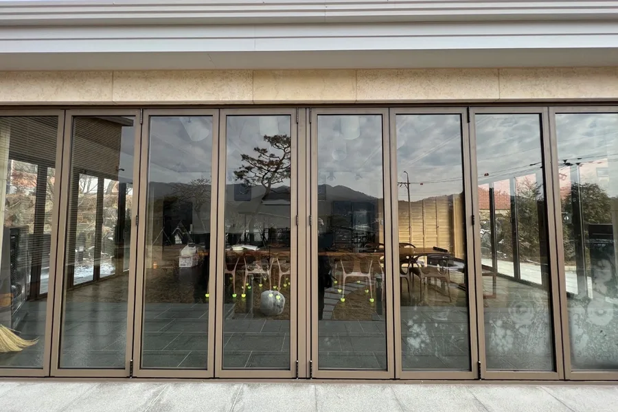 접이식 폴딩도어 통유리 벽면으로 산이 그대로 비치는 시공 전 사진