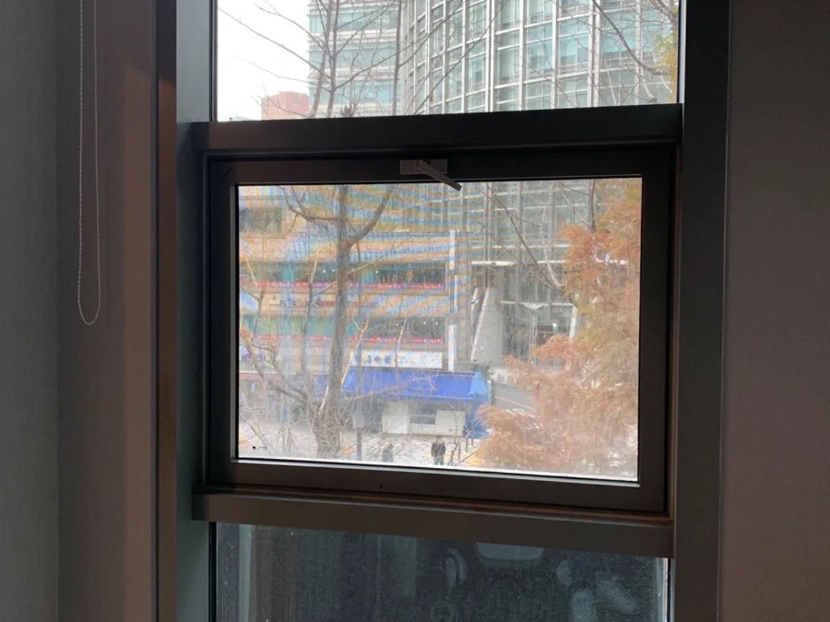 검사실 창문 너머로 인근 상가 건물이 가깝게 보이는 시공 전 사진