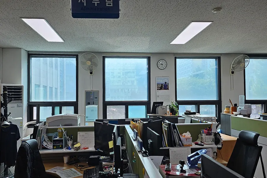 대형 유리창이 있는 로비 복도 시공 현장 사진
