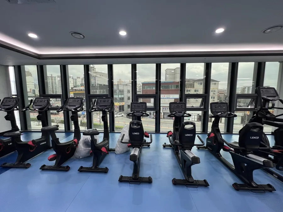 창을 따라 넓게 이어진 체력단련실 통유리창 사진