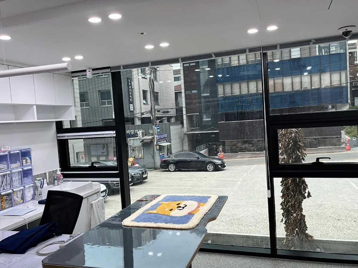 반려동물 케어센터 상담 데스크 창가에서 주차장 전경이 내다보이는 시공 전 사진