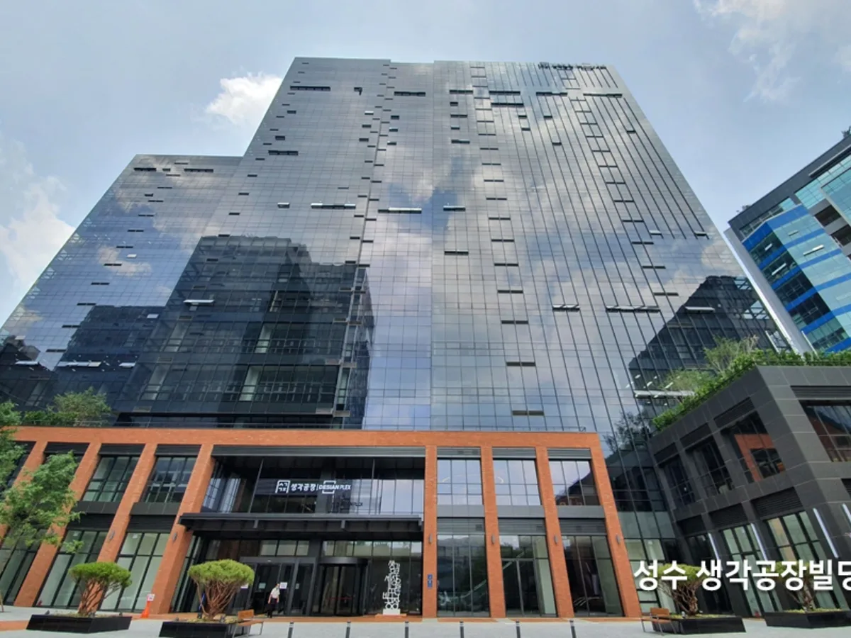 성수 생각공장빌딩 외관 전면부와 저층 상가 입구가 보이는 사진