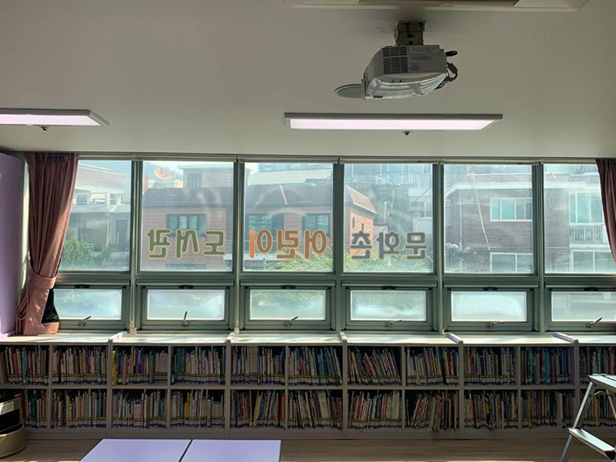 독서교실 창가에 책장이 늘어선 도서관 열람 공간의 시공 전 사진