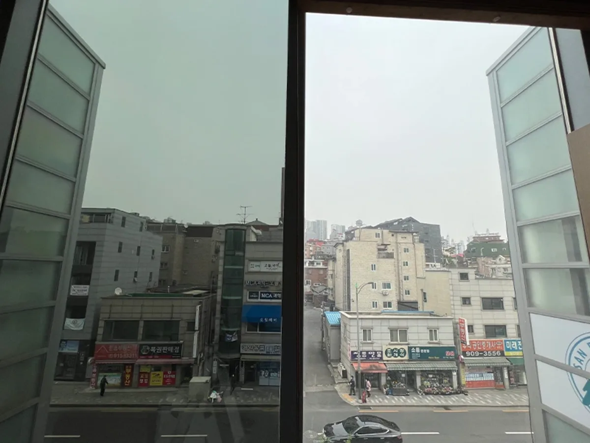 병동 창밖으로 인근 상가 건물과 도로가 내려다보이는 시공 전 창가 사진