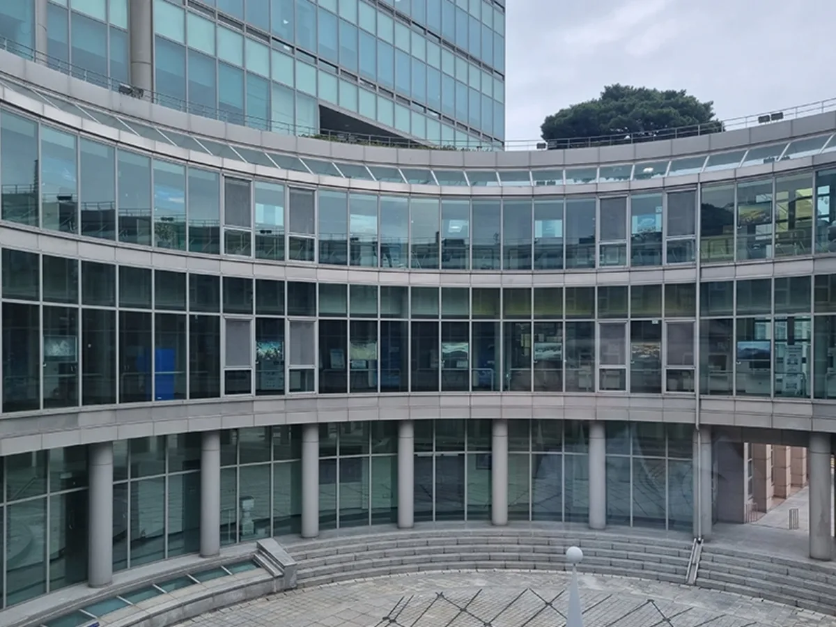 동작구 신대방 소재 공공기관 원형 청사 외벽 통유리 구조가 보이는 시공 전 사진